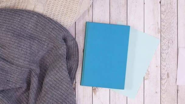 Blauwe Winterdecoratie Met Boek Papier Voor Tekst Knipperende Lampjes Gebreide — Stockvideo