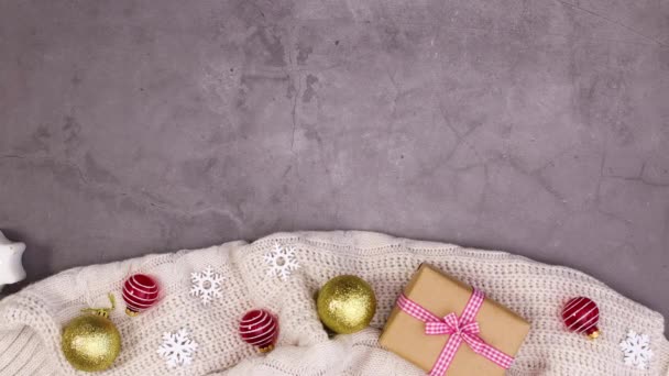 Winter Trui Met Geschenken Ornamenten Kaarsen Verschijnen Bodem Papier Enveloppe — Stockvideo