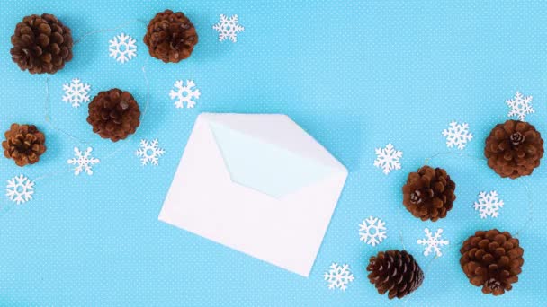 Papier Umschlag Für Weihnachtswünsche Zum Blauen Thema Mit Tannenzapfen Und — Stockvideo