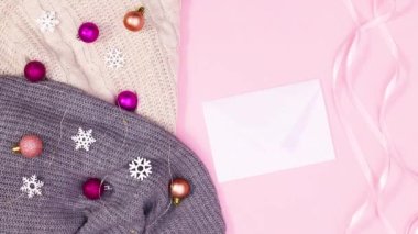 Yanıp sönen ışıklarla romantik Noel süslemesi ve pastel pembe temalı yazı için kağıt. Hareketi durdur