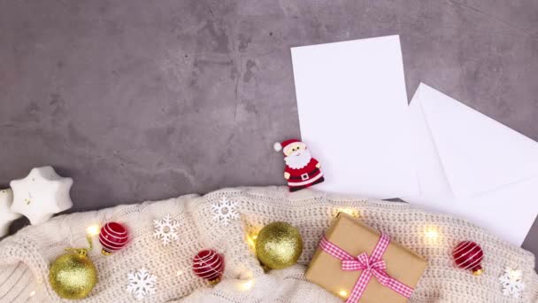 クリスマスの装飾に紙とテキスト用の封筒で照明を点滅させます 動くな — ストック動画