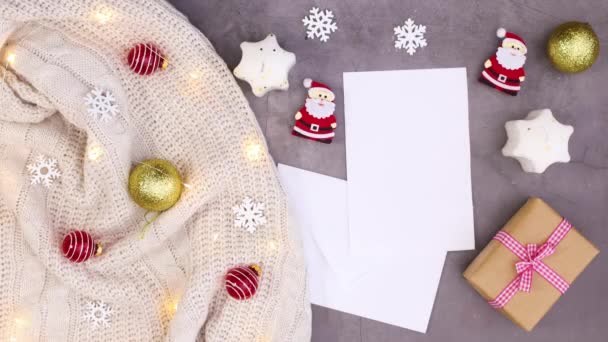 Zimní Dekorace Pleteným Oblečením Blikajícími Světly Vánočními Ozdobami Papírem Pro — Stock video