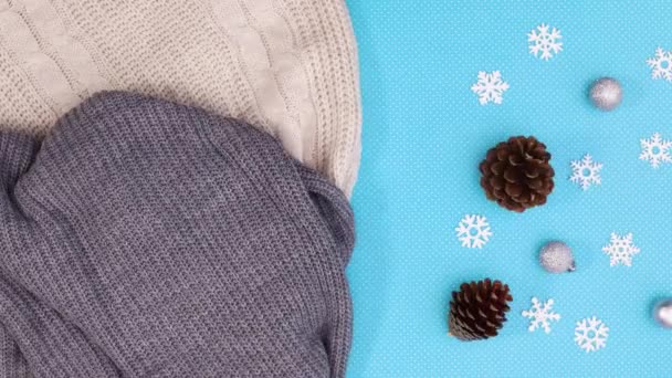 Winterliche Accessoires Dekorativ Erscheinen Von Links Und Rechts Auf Blauem — Stockvideo