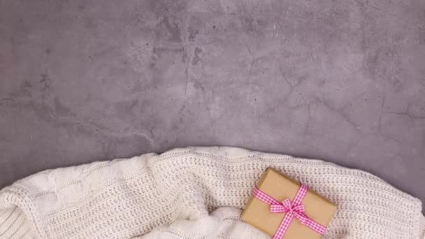 Knitwear Dengan Hadiah Dan Dekorasi Natal Muncul Bagian Bawah Hentikan — Stok Video