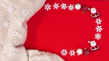 Kar taneli Noel çerçevesi, kırmızı temalı örgü ve süsler. Hareketi durdur