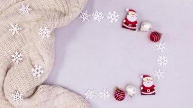 Noel çerçevesi örgü, kar taneleri ve hareket eden süslemelerle. Hareketi durdur