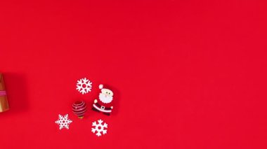 Kar taneleri, hediye ve Noel süsleri kırmızı temada sol tarafta görünür. Hareketi durdur