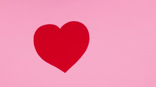 情人节红心在粉红的主题上向右移动 停止运动 — 图库视频影像