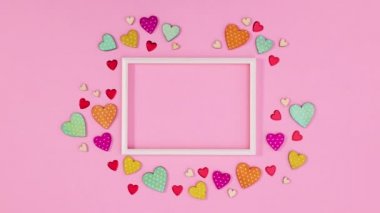 Kalpler farklı renkte yazılar için çerçeve etrafında hareket eder. Hareketi durdur