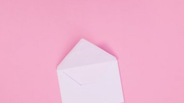 Sevgililer Günü için iki romantik kalp zarftan çıkar. Hareketi durdur