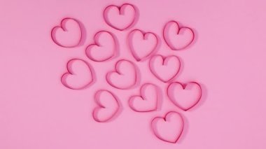 Sevgililer Günü Kalpleri grubu pastel pembe temaya geçti. Hareketi durdur