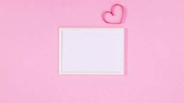 Romantik sevgililer günü kalpleri beyaz çerçeveyi mesaj olarak sarar. Hareketi durdur