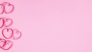 Sevgililer günü için kalpler sol tarafta belirir ve kaybolur. Hareketi durdur