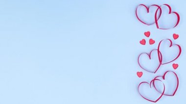 Sevgililer günü kalpleri mavi temanın sağında yer alır. Hareketi durdur