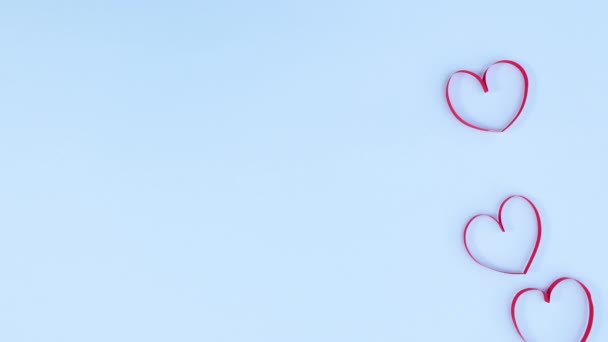 Harten Maken Romantische Valentijnsdag Decoratie Aan Linkerkant Van Het Blauwe — Stockvideo