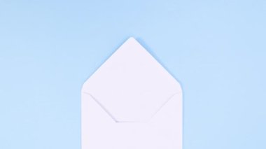 Renkli kalpler beyaz bir zarftan çıkar. Hareketi durdur