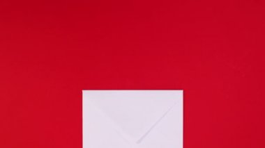 Kalpler zarftan çıkar ve tekrar içeri girer. Hareketi durdur