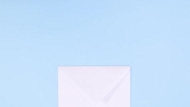 Tahta kalpler beyaz zarflardan farklı renkte çıkar. Hareketi durdur