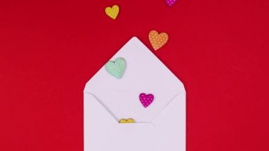 Sevgililer Günü için zarftan kalp hareketlerini durdurma animasyonu çıkar. Hareketi durdur 