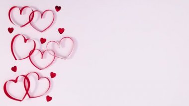 Sevgililer günü kalpleri beyaz temanın sol tarafında. Hareketi durdur