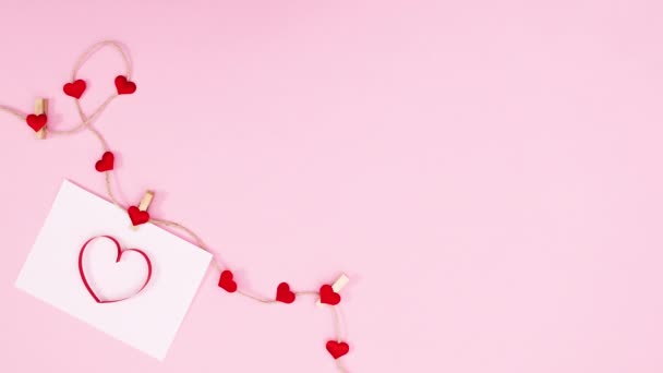 Latiendo Corazón Sobre Papel Enganchado Una Cuerda Con Corazones Día — Vídeos de Stock