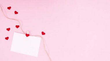 İpe bağlanmış kalplerin hareket ettiği metinler için kağıt. Dur Motion Sevgililer Günü