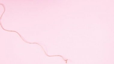 İpe dolanmış bir sevgililer günü gazetesi. Valentine dekorasyon durdurma hareketi