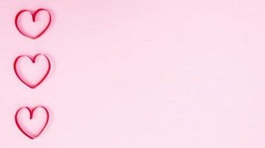 Sevgililer günü kalpleri pastel pembe temanın sol tarafında atıyor. Hareketi durdur