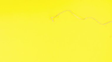 Sarı temalı ipte sevgililer günü mesajı için çember kağıtları. Hareketi durdur