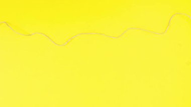 Sarı temalı sevgililer günü metni için ipte çember çizen kağıtlar. Hareketi durdur