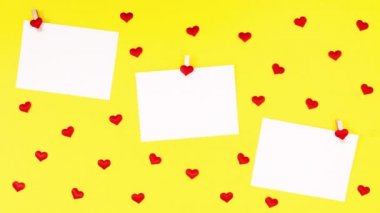 Mesajlar ve kalpler için üç boş kağıt etrafta dolaşıyor. Hareketi durdur