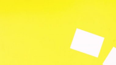 Sarı tema üzerinde kalp klipsli üç kağıt görünür.