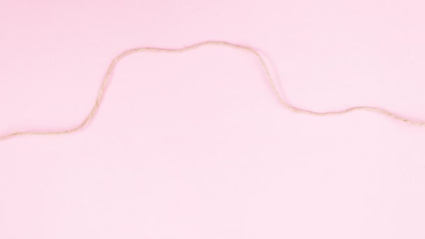 Papel Con Corazón Latiendo Enganchado Cuerda Sobre Tema Rosa Pastel — Vídeos de Stock