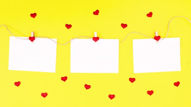Kleine Hartjes Bewegen Rond Papieren Gespannen Touw Voor Valentijn Tekst — Stockvideo