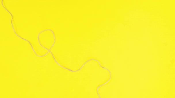 Sevgililer Günü Için Kağıt Görünür Sarı Temalı Ipe Bağlanır Hareketi — Stok video