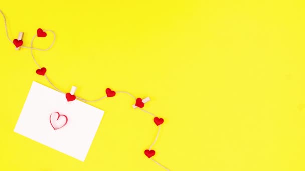 Herzklopfen Auf Papier Hing Einem Romantischen Seil Mit Herzen Für — Stockvideo