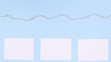 Kağıtlar görünür ve ipe bağlanır ve sevgililer günü kalpleri kağıtlarda görünür. Hareketi durdur