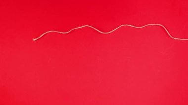 Sevgililer günü için kalpleri olan kağıtlar ortaya çıkar ve kırmızı temalı bir ipe bağlanır. Hareketi durdur