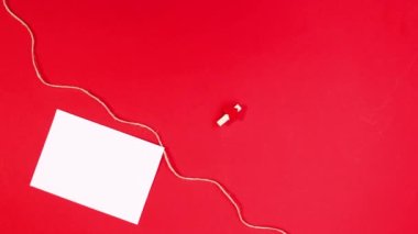 Romantik kağıt, kırmızı temalı sevgililer günü için ipe bağlanmış. Hareketi durdur