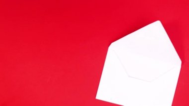 Kalpler kırmızı temalı beyaz zarftan görünür. Hareketi durdur