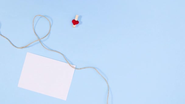 浪漫的情人节装饰用纸挂在绳子上的文字与淡蓝色的主题 停止运动 — 图库视频影像