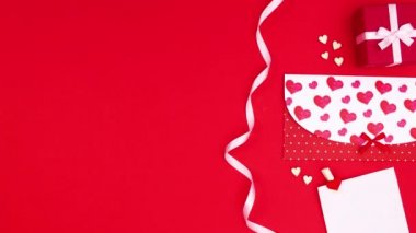 Sevgililer günü hediyesi, kart ve kurdele kırmızı temanın sağ tarafında. Hareketi durdur
