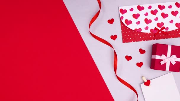 Prezent Walentynkowy Koperta Kartą Serca Poruszają Się Prawej Stronie Zatrzymać — Wideo stockowe