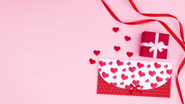 Valentinstag Umschlag Für Karte Und Geschenk Bewegen Sich Auf Rosa — Stockvideo