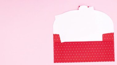 Sevgililer günü kartında pembe temalı hediye ve kurdele var. Hareketi durdur