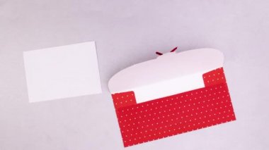 Sevgililer Günü için hareket kartı, sevgililer günü zarfından ve hediye ve kurdeleden çıkar.