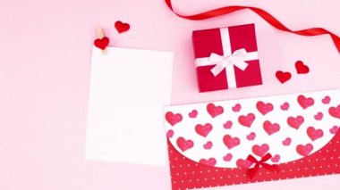 Sevgililer günü zarfları ve hediyeler kağıda yazılacak. Hareketi durdur