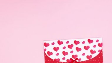 Sevgililer Günü Durdurma Belgesi zarftan çıkıyor ve hediye ve kurdele ortaya çıkıyor. Hareketi durdur