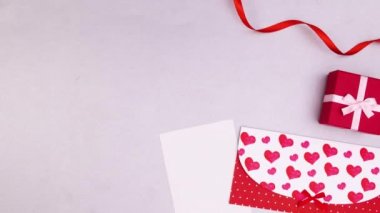 Hediyeli ve kurdeleli sevgililer günü kartı. Hareketi durdur