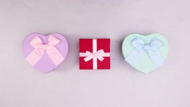 Pembe, kırmızı ve mavi hediyeler farklı yönlerden görünür. Hareketi durdur